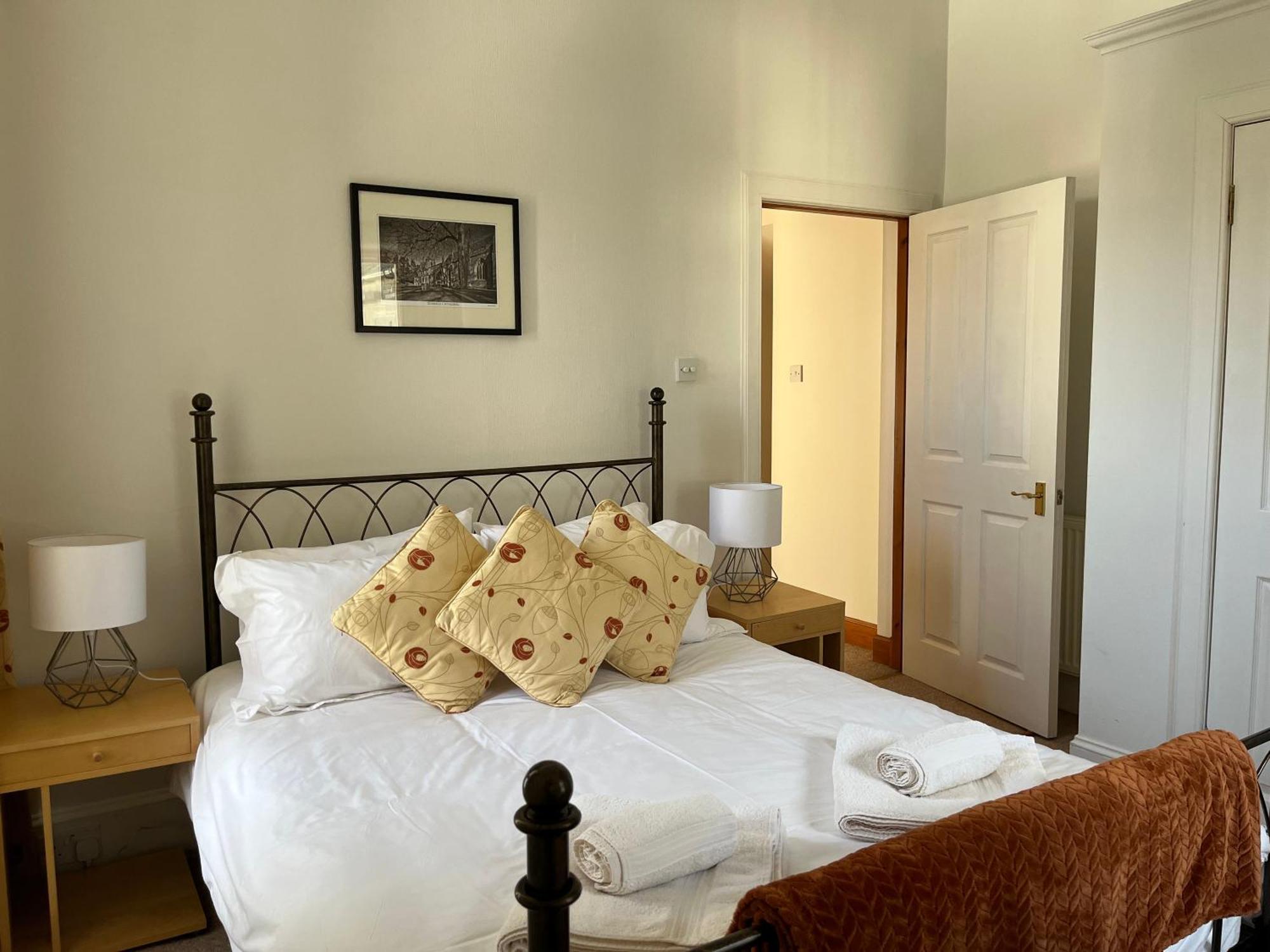 Lairds And Keepers Apartments Дънкелд Екстериор снимка